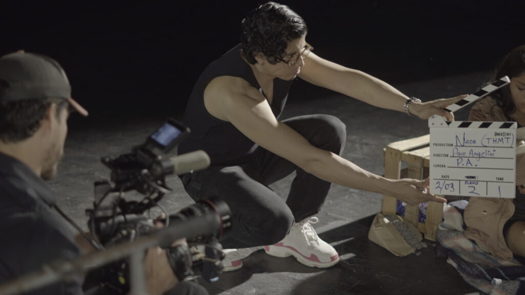 jovenes filmando un cortometraje como parte de sus aprendizajes en la carrera de actuacion