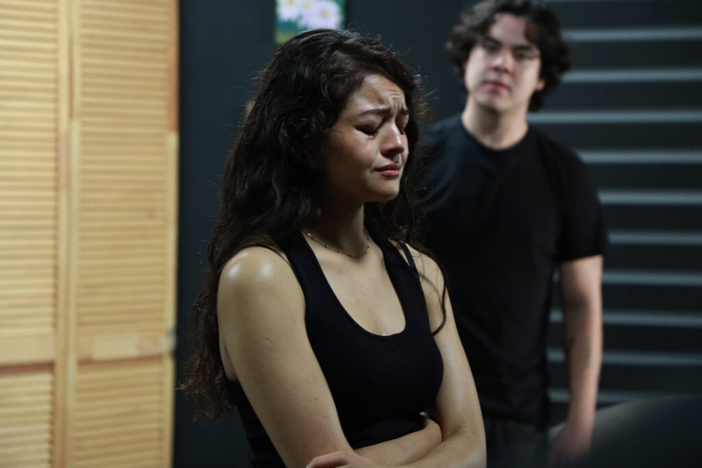 alumnos explorando tecnicas de imaginacion en sus clases de actuacion