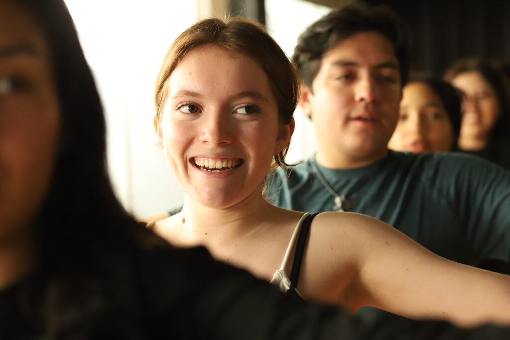 jovenes en clases de actuacion realizando ejercicio de improvisacion