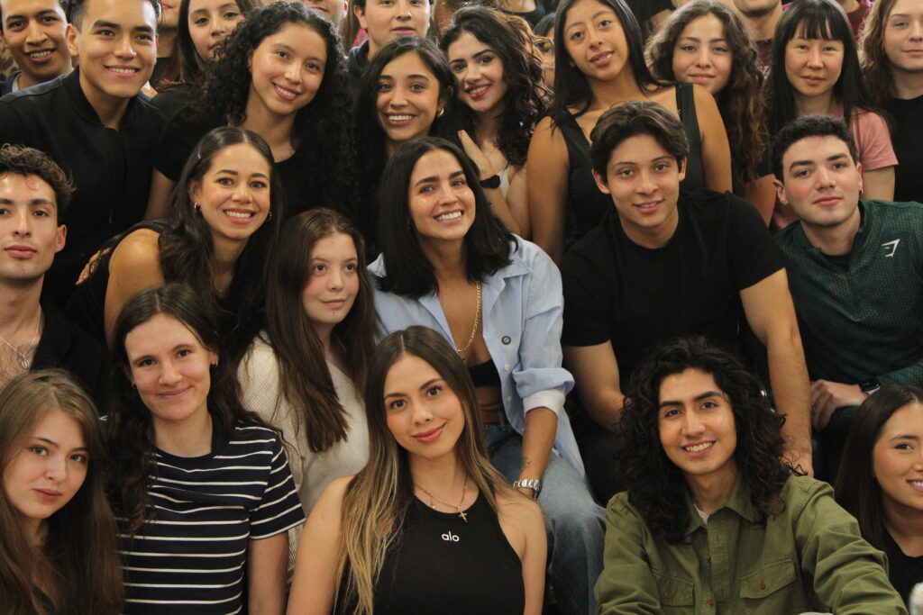 Estudiantes de carrera de actuación durante una práctica escénica en CEFAT